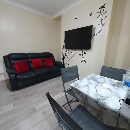 Apartamento House In The Heart Of Valleys Ebbw Vale Exterior foto